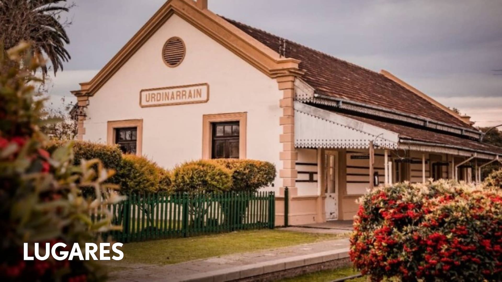 La vieja estación de Urdinarrain y una bici, dos íconos del pueblo.