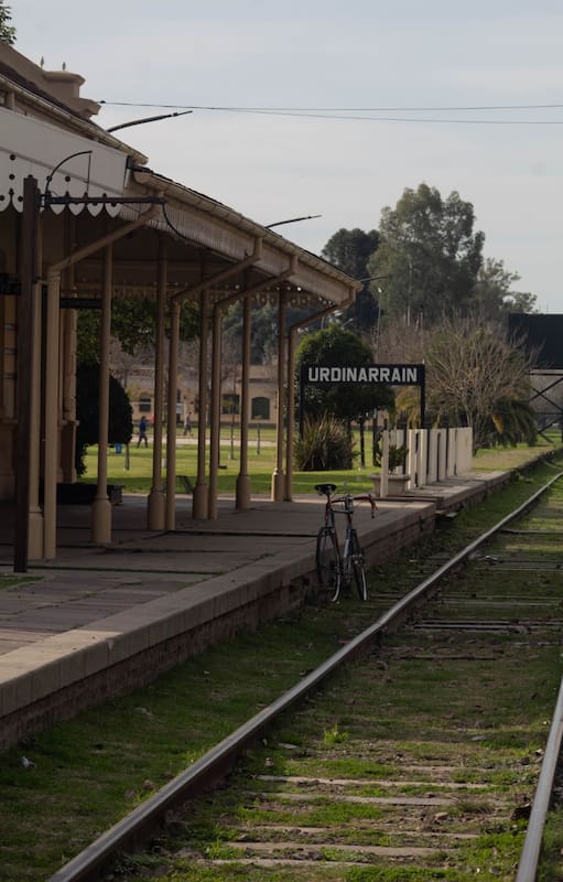 La vieja estación de Urdinarrain y una bici, dos íconos del pueblo.