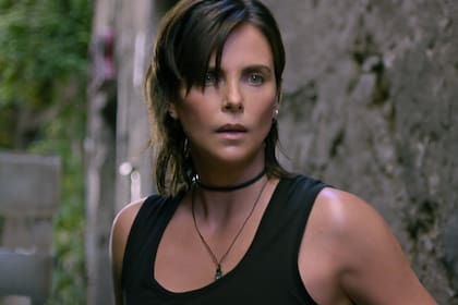 La vieja guardia 2: grandes actores y buenas escenas de acción no logran remontar una historia que resulta incompleta