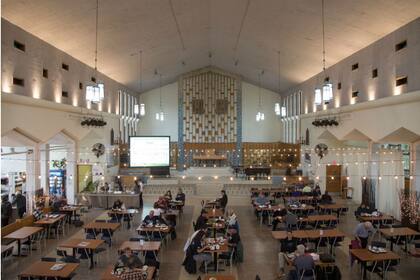 La vieja iglesia sirve platillos de pollo y ofrece sus servicios a los residentes y artistas bohemios que pueden comprar hasta sesenta comidas por 20 dólares