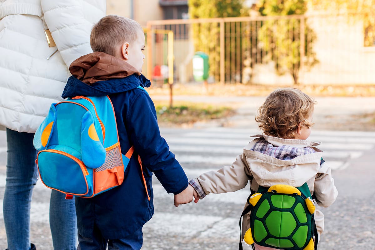 La vieja modalidad de vestir a los chicos en capas, como cebollas, no es tan efectiva, sino se sabe qué prenda poner arriba y cuál abajo