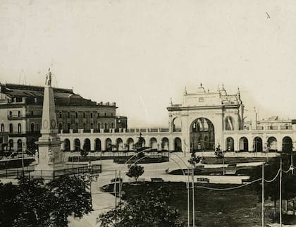 La vieja Recova, poco antes de ser demolida. A su izquierda, el antiguo Teatro Colón.