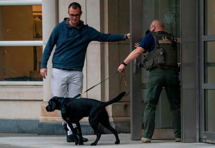 La vigilancia con perros detectores de explosivos se extiende en toda la cuadra donde se encuentra la sala en la que se realizará el juicio al Chapo