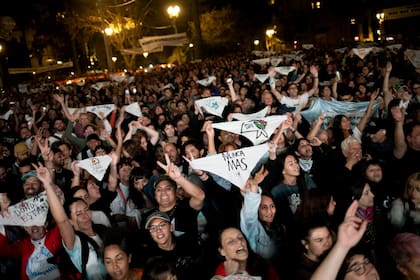 La vigilia por el acto del 24 de marzo en la Plaza de Mayo comenzó este lunes por la noche.