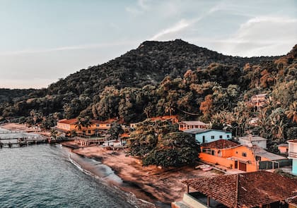 La vila de Abraao, es la capital de Ilha Grande.