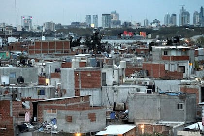 La villa 31 y detrás, los edificios, la postal del déficit habitacional