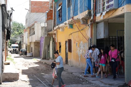 La villa de Barracas es la más poblada de la ciudad de Buenos Aires y la mitad de su población son niñas, niños y adolescentes.