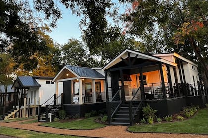 La villa de minicasas para jubilados de Texas tiene un precio promedio de alquiler por US$950, con lotes que cuentan con capacidad para dos autos