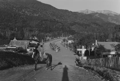 La Villa La Angostura que conoció Jean Pierre Raemdonck (hoy de 84 años) era muy diferente al pueblo que es hoy. Hace 60 años, su población era de 600 personas; ahora, el número de habitantes roza los 20 mil.