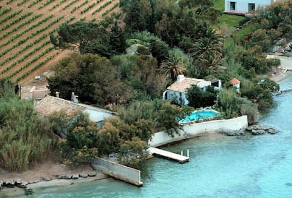 La villa La Madrague tiene su propio muelle para desembarque, una piscina y frondosa vegetación