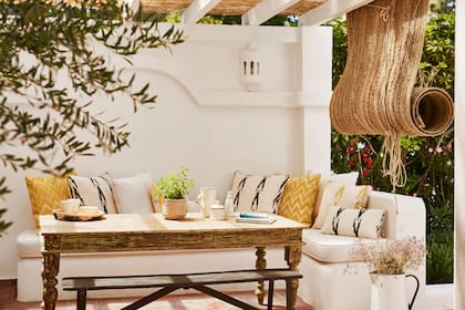 La villa se destaca por su ubicación privilegiada, rodeada de olivares, jardines y una proximidad cercana al mar.