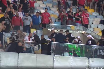 La violencia de la policía de Brasil contra los hinchas de Argentinos Juniors