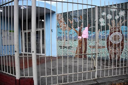 La violencia golpea a la educación en Rosario; el jueves a la noche balearon la escuela Estanislao Lopez