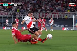 La violenta infracción que recibió Julián Alvarez de Minissale al final del primer tiempo: para Loustau solo fue amarilla