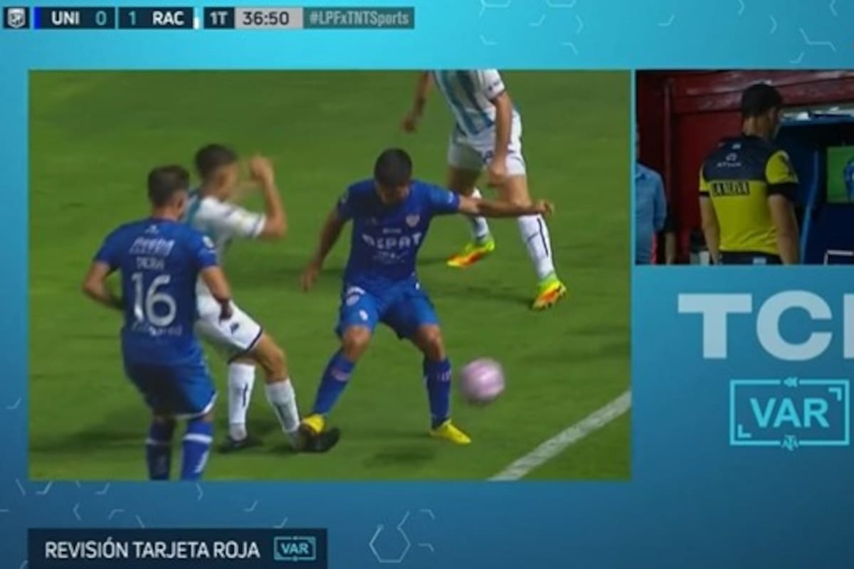La violenta plancha de Luna Diale sobre Gabriel Rojas; el delantero de Unión pasó de anotar el 1-1 (bien anulado por el VAR) a irse expulsado (otro fallo bien modificado por el árbitro Ramírez)