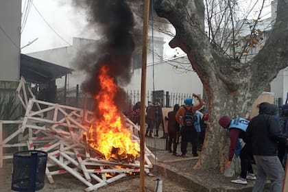 La violenta protesta de grupos piqueteros en la municipalidad de Lomas de Zamora incluyó la quema da gomas y maderas.