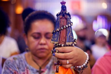 La virgen Aparecida es un símbolo que trasciende a los católicos y reúne a personas de diferentes religiones en Brasil
