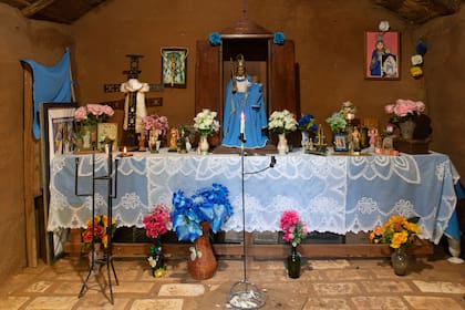 La virgen de La Candelaria en el altar de la familia Ariyú.