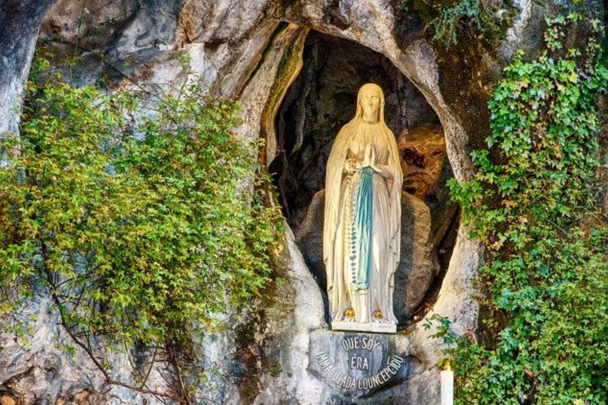 La Virgen de Lourdes se apareció un día como hoy