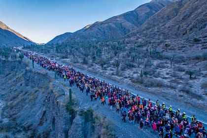 Peregrinos de la puna llegan al sector del Candado, caminio a la basílica de Salta