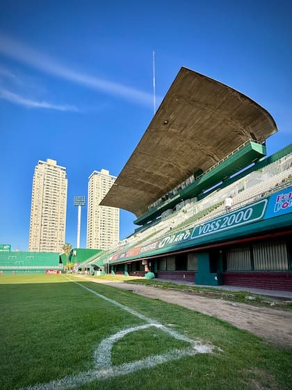 La visera de cemento de la Platea Sur, construida en 1971, es una de las joyas arquitectónicas más icónicas y reconocibles del fútbol argentino.