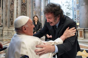 La visita de feberero de 2024 al Vaticano, con el saludo del Papa con Milei; atrás, la excanciller Diana Mondino