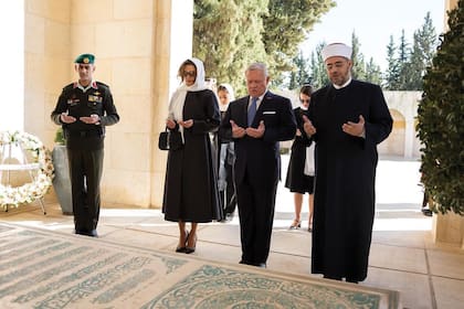La visita de los monarcas a la tumba del rey Hussein de Jordania –padre del actual rey– al coincidir el comienzo de las celebraciones por el
Jubileo de Plata con el día de su muerte. Poco antes de morir, el 24 de enero de 1999, Hussein nombró príncipe sucesor a su hijo.