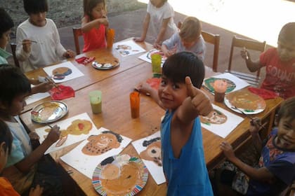 La visita de Pequeños Grandes Mundos a Tekoa Miní en Misiones, da como resultado muchos dibujos y sonrisas.