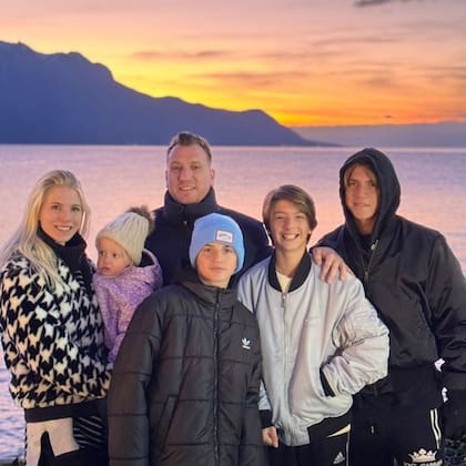 La visita de Valentino, Constantino y Benedicto a su padre en Suiza