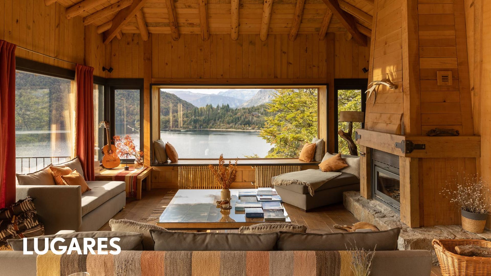 Un rincón del cálido lodge de madera junto al fuego y con vista al lago.