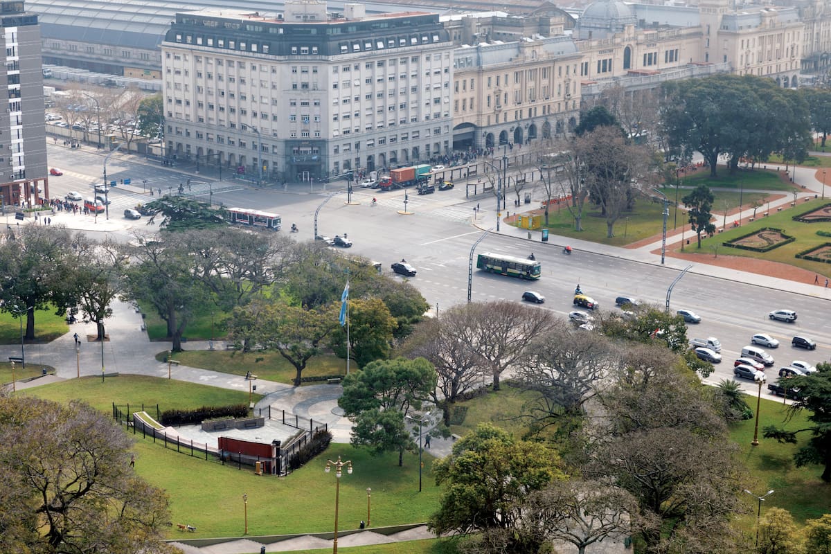La vista a Retiro y a Plaza San Martín que ofrece el emblemático edificio Kavanagh.