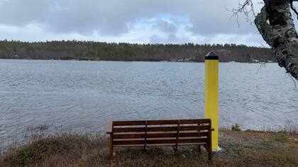 La vista a través del río Pasvik hacia Rusia, marcada por un puesto fronterizo amarillo en el lado noruego, en gran parte desprotegido.