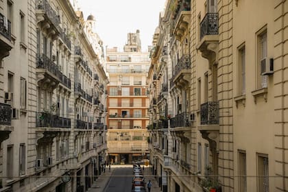 La vista actual, ya bloqueada por un edificio de mucha mayor altura al fondo del Pasaje. Las cúpulas perdieron perspectiva, pero siguen firmes.