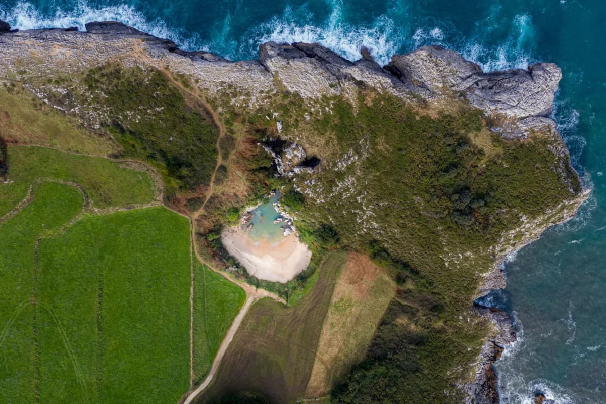 La vista aérea de Gulpiyuri, una playa ubicada en Asturias
