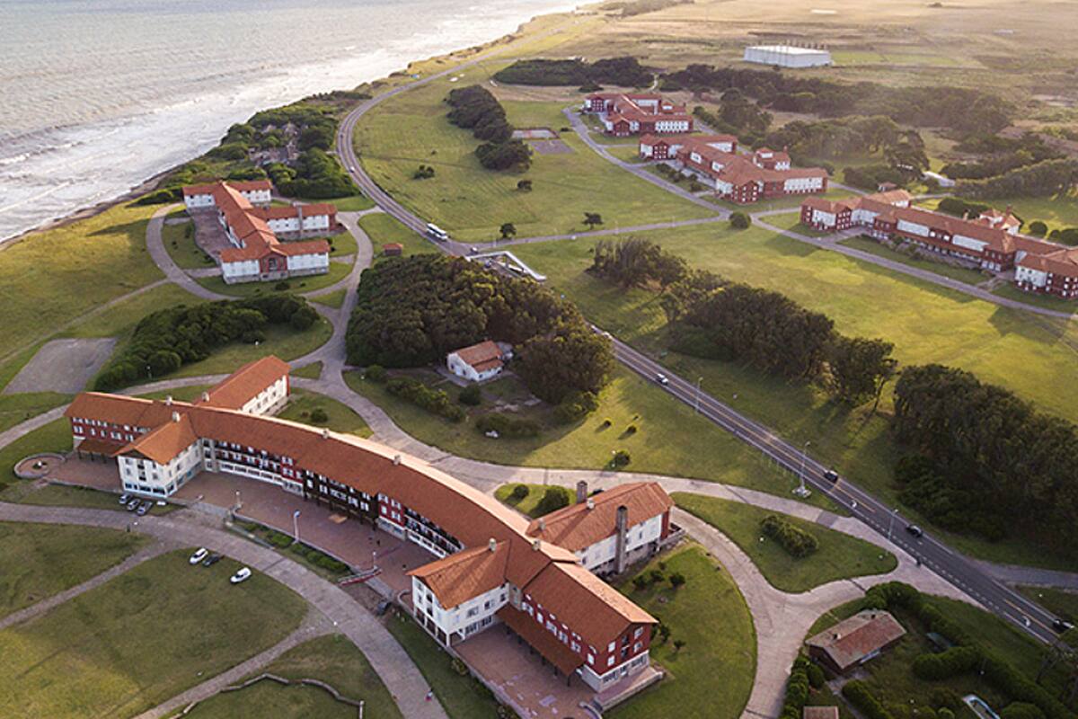 La vista aérea de la Unidad Turística Chapadmalal, un complejo de nueve hoteles construido en 1945