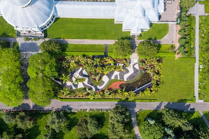 La vista aérea del Jardín Modernista ofrece una perspectiva de la inmensidad de la muestra.