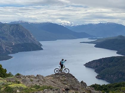 La vista al lago Lácar desde el cerro Bandurrias