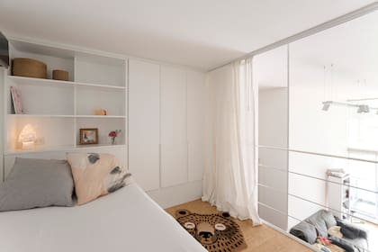 La vista al living se limitó con cortinas.