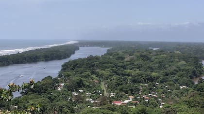 La vista al mar, los canales y la selva desde el mirador del cerro Tortuguero