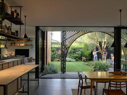 La vista da una idea de lo clásico del planteo original, con un jardín que termina en un cerco de madera.