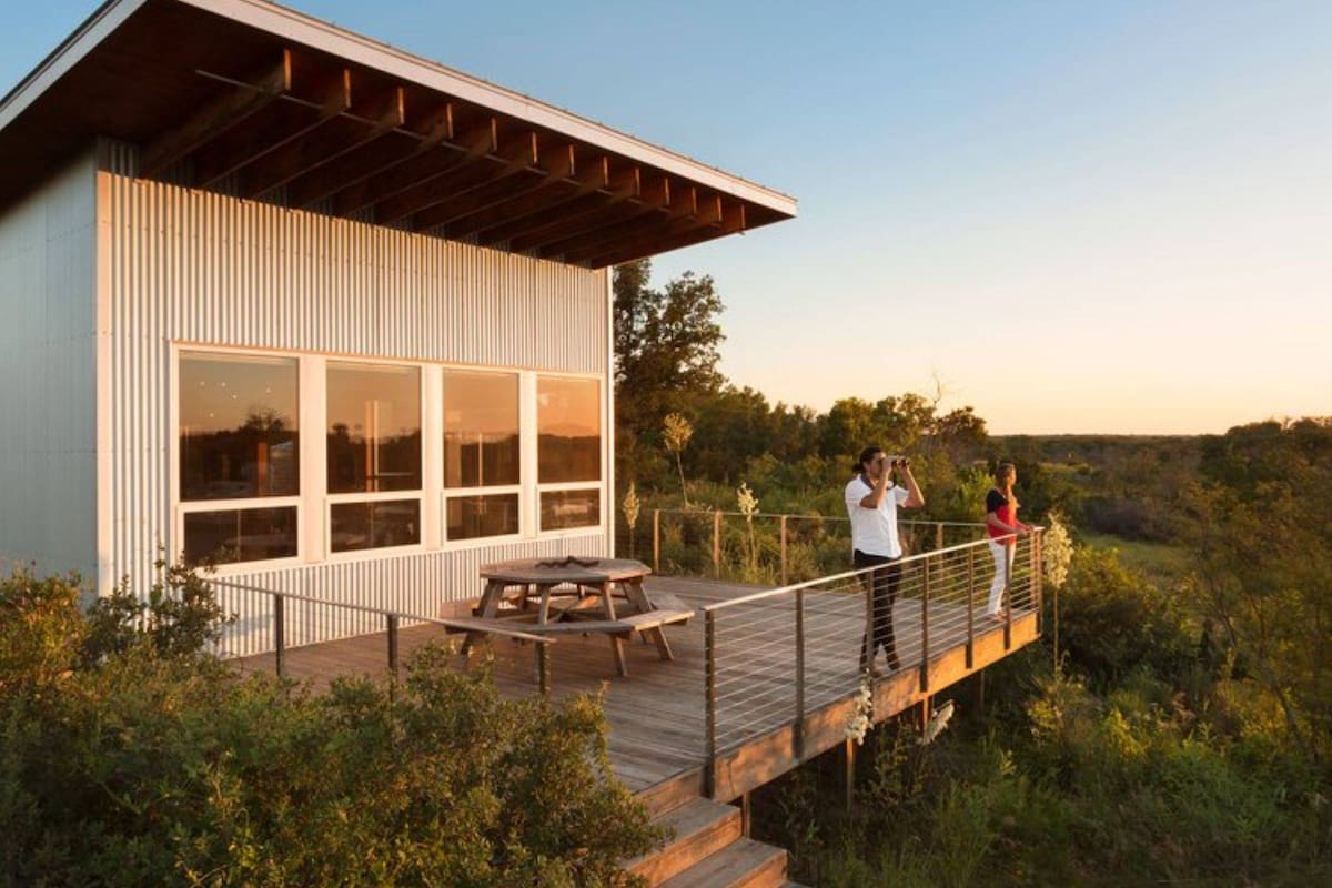 La vista de la casa principal del complejo cerca de Austin, Texas