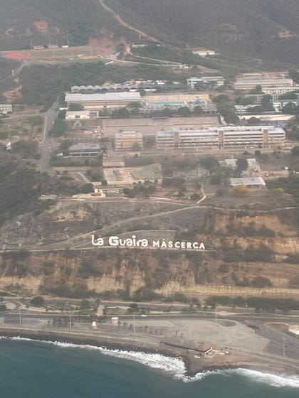 La vista de la costa de La Guaira, desde la ventanilla del 787 de Solidaire