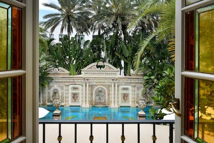 La vista de la piscina de la mansión Versace en Ocean Drive, Miami, desde la suite Venus