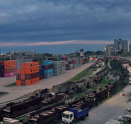 La vista de las instalaciones del ferrocarril y la autopista desde lo alto de la torre