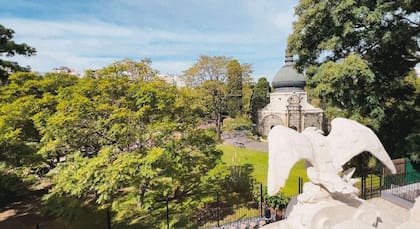 La vista del actual Ecoparque desde la escultura del águila del histórico edificio.