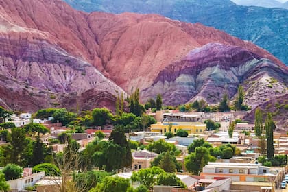 La vista del Cerro de los Siete Colores, y Purmamarca en Jujuy