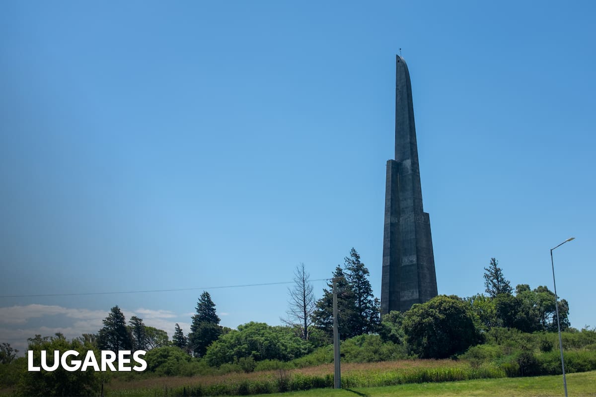 La vista del extraño monumento desde la ruta