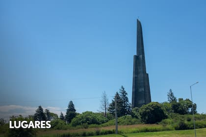 La vista del extraño monumento desde la ruta