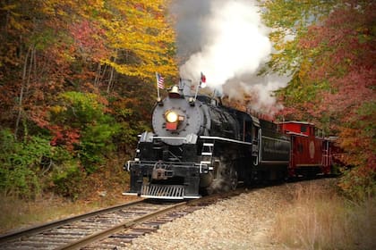 La vista del follaje otoñal desde el histórico Great Smoky Mountain Railroad