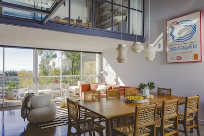 La vista del living-comedor con el entrepiso, una de las modificaciones que se habían hecho antes de su mudanza.